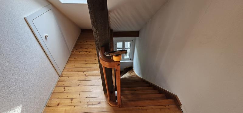 Treppenaufgang Aufbereitung (Vorher und Nachher)